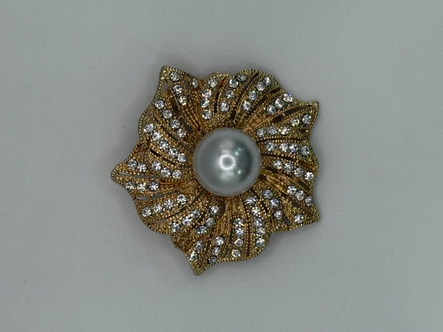 Elegant Pearl Center Floral brooche with Rhinestones – gold metal fashion jewelry, main product image, Petit Détail