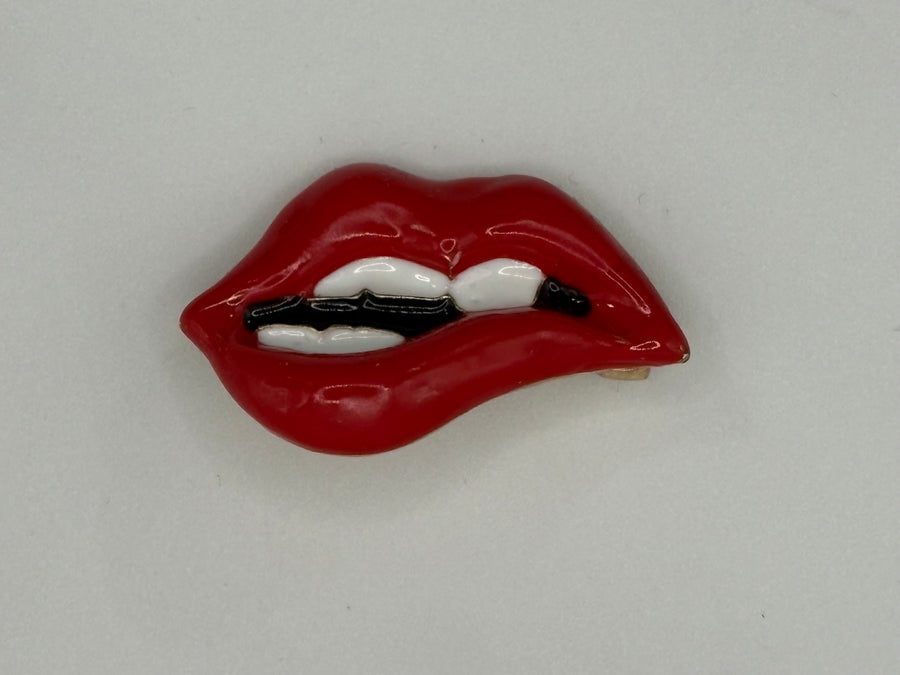 Pop Art Red Lips Brooch – red enamel, fabric fashion jewelry, main product image, Petit Détail