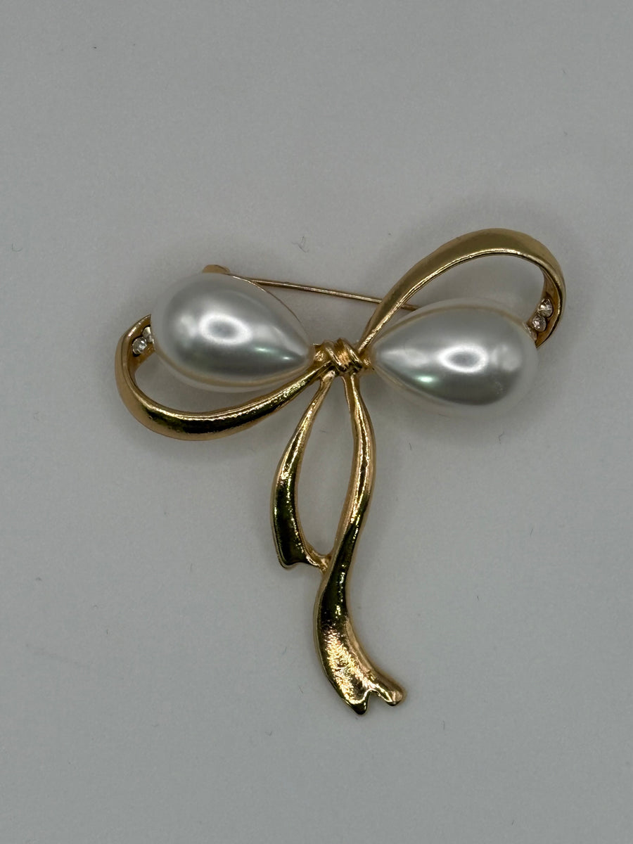 Lustrous Pearl Teardrop Bow Pin, main product image, Petit Détail