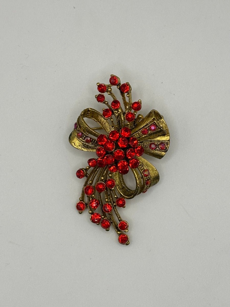 Retro 50s Style Red Crystal Bow Brooch | Antique Gold Ribbon Pin – gold metal fashion jewelry, main product image, Petit Détail