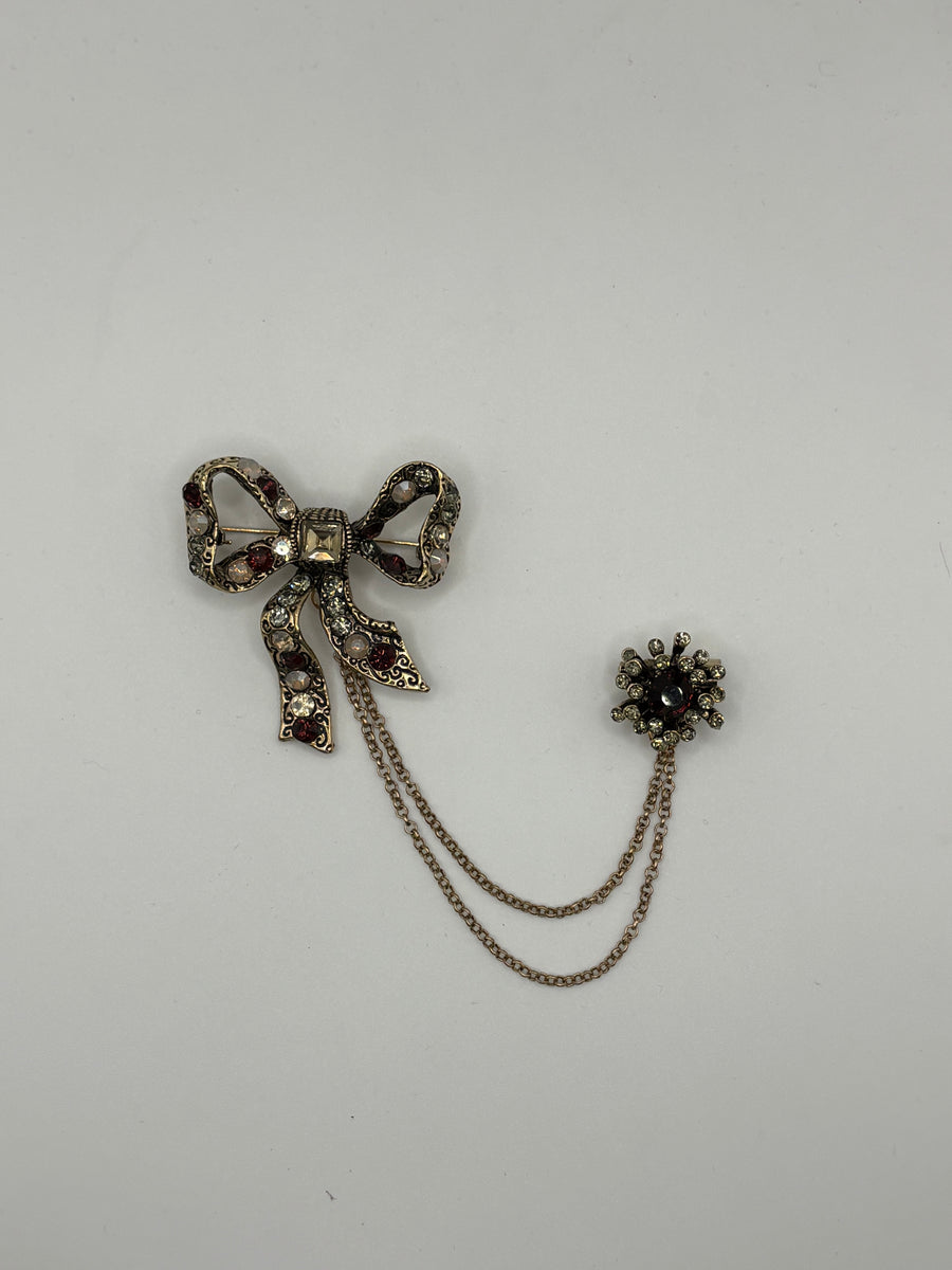 Vintage-Style Crystal Bow Chatelaine Brooch | Antique Gold Ribbon Collar Pin – floral metal fashion jewelry, main product image, Petit Détail