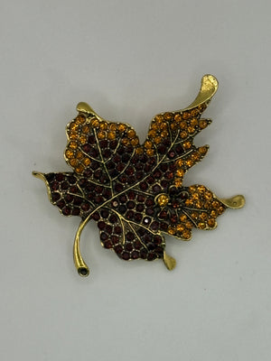 Sparkling Crystal Maple Leaf Brooch | Gold-Tone Autumn Nature Pin (2 Colors) – detail view | Petit Détail