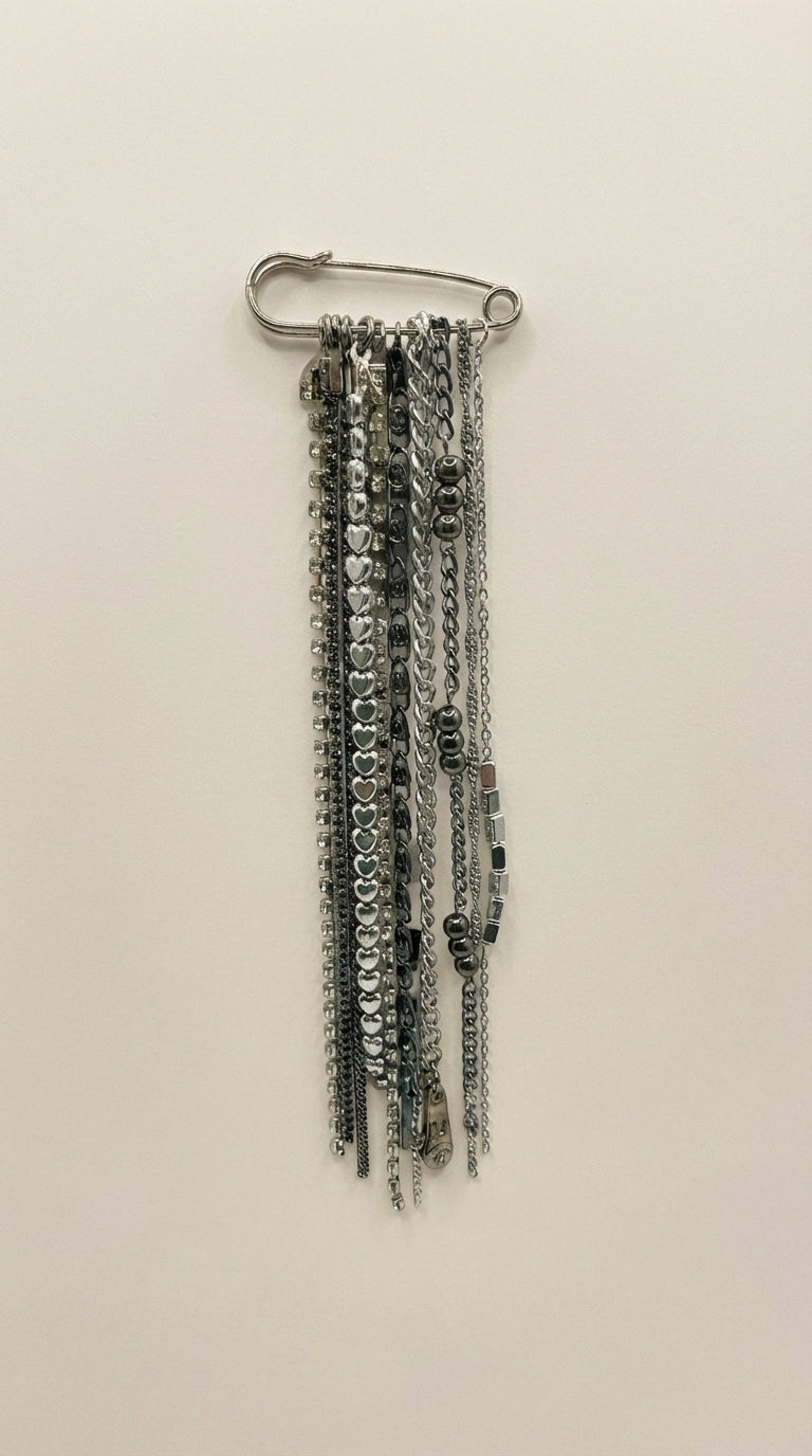 Silver Industrial Chain Safety Pin Brooch | Edgy Grunge Fringe Pin – product image | Petit Détail