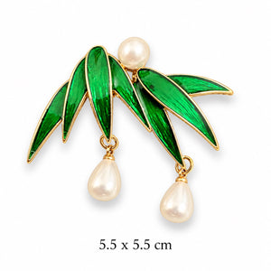Emerald green leaf brooch with pearl drops and gold-tone detailing, 5.5 x 5.5 cm