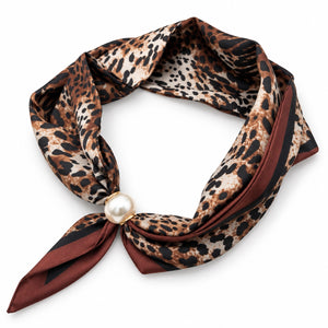 Leopard print magnetic scarf with pearl magnetic closure
