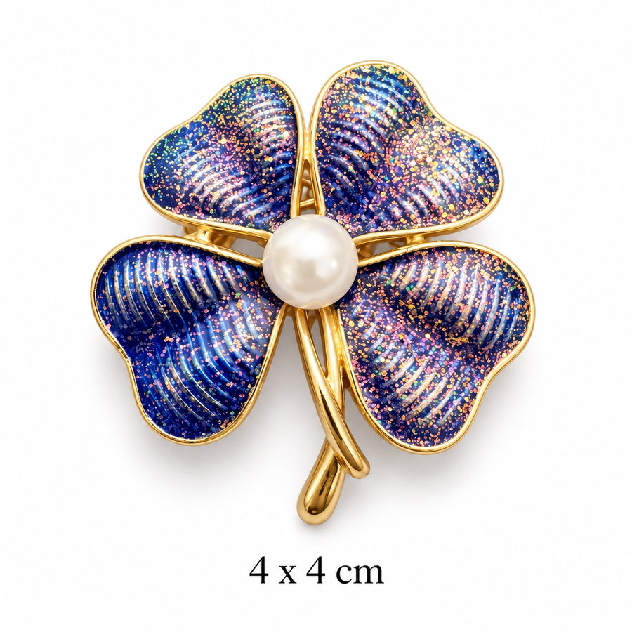 Midnight-blue glitter four-leaf clover brooch with four heart-shaped petals, pearl-look center and gold-tone stem on white background, 4 × 4 cm